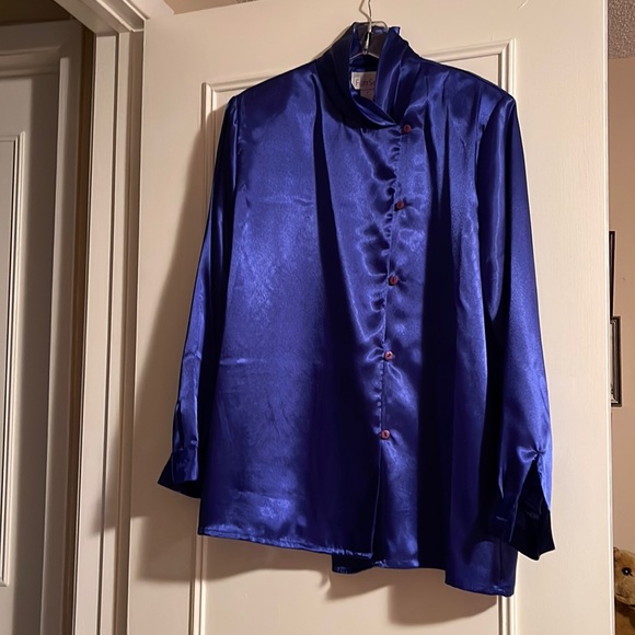 Ladies dressy long sleeved blouse - Picture 1 of 2